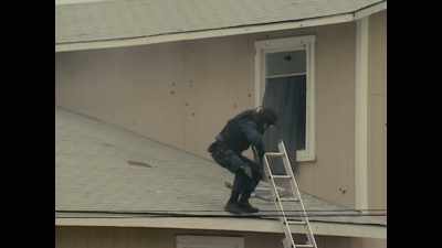 Wayne! Talk to me, Wayne! - Waco: American Apocalypse