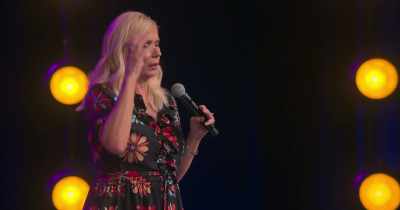 We all get in this
tiny little float plane, - Leanne Morgan: I'm Every Woman