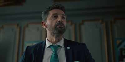 -We all went to college!
-Real college! - Candidatul perfect