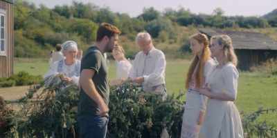 We are decorating the tree, - Midsommar
