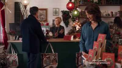 We are going to make
this Christmas Carousel - Hope at Christmas
