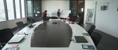 We are here to plan a separation
between Mouna and her husband. - Hey! Sinamika