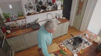 We are now going
to make shakshuka, - James May: Oh Cook!