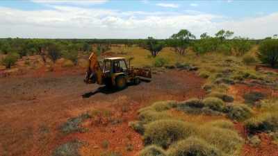 We better sure this guys sticks
and we don't do a tyre. - Outback Opal Hunters