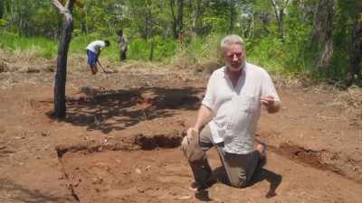 WE CAME ACROSS SUDDENLY
A POT SUPPORT. - Lost Cities of the Amazon