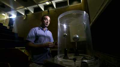 WE CAN SIMULATE THAT IN THIS
JAR BY PUTTING A VOLTAGE... - Strange Evidence