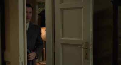 We can't move you tonight.\NYou'll sleep on the sofa. - The Pianist
