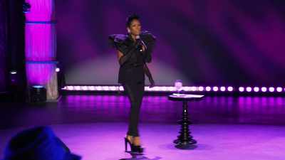 We done with UGGs. Them the ugliest
motherfucking boots they ever made. - Sommore: Queen Chandelier