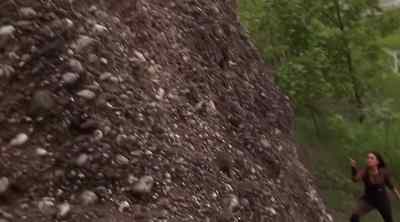 We drop this wall, there's
no way they'll get around
except on foot. - Relic Hunter