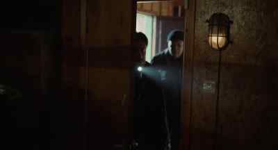 We found a hidden
room through here. - Damaged