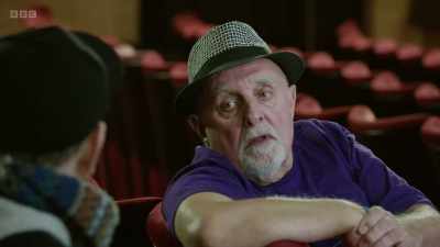 We gingen staan zingen.
- Buiten op de stoep. - When Motown Came To Britain
