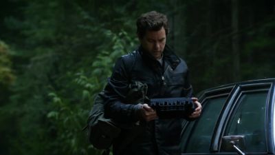 We go on foot from here. The transmission's
definitely coming from that direction. - Fringe