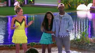 WE GOING TO TAKE SOME NICE
CHOCOLATE PICS. - Love Island