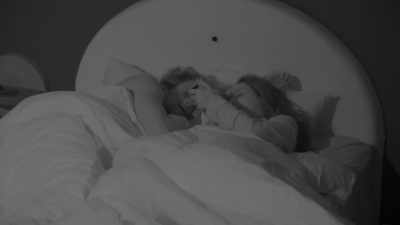 >> WE GOT A TEXT. - Love Island