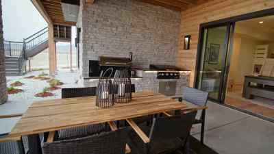We got an outdoor
kitchen going on.
Uh-huh. - Rock the Block