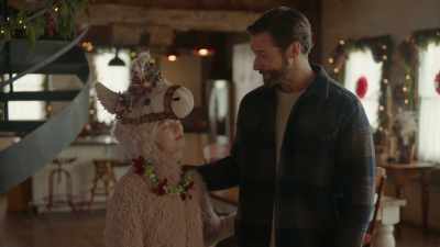 - We gotta get to school, kiddo.
(chuckles) - Christmas on the Alpaca Farm