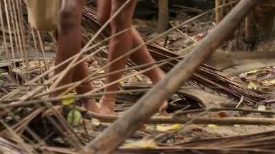 - We gotta get through here.
- I can already feel my legs tearing. - Naked and Afraid of Love