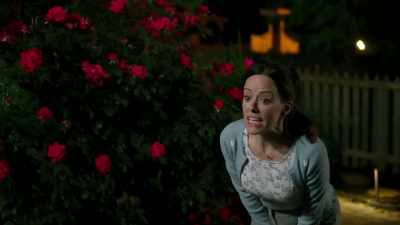 - We gotta go, now.
[chain rattling] - My Husband's Seven Wives