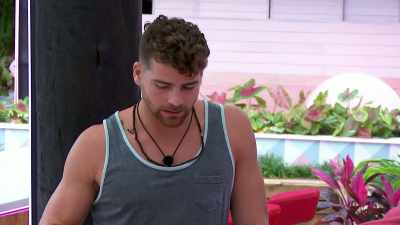 >> WE HAD A LITTLE THING GOING
ON, LAST NIGHT THAT CHANGED. - Love Island