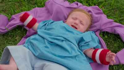 - We have a problem.
- (BABY MEESHA CRIES) - Rock Island Mysteries