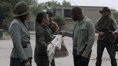 We have a woodworker
in our community. - Fear the Walking Dead