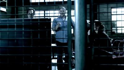 我們要穿過兩面牆
We have to break  through two walls-- - Prison Break