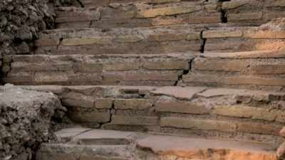 We have different
levels inside the building, - Lost Treasures of Rome