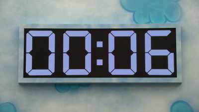 We have five seconds.
Take the umbrella, just take it. - Squid Game: The Challenge