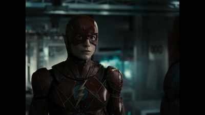 We have to get back to my lab
and use the satellite - Zack Snyder's Justice League