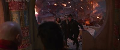 We have to get to London Are you crazy - Mortal Engines