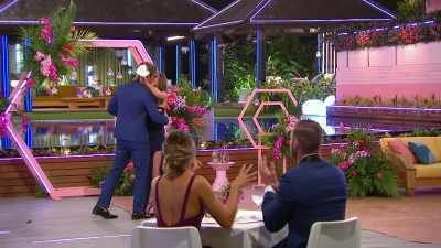 ♪ WE HAVE NO PAST
WE WON'T REACH BACK - Love Island