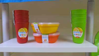We have reuse systems
with reusable tableware. - Plastic Earth