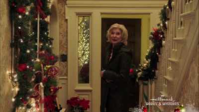 - We have to tell Chris.
- Chris knows. - Romance at Reindeer Lodge