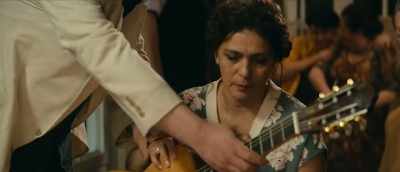 -We haven't heard you sing in years.
-Take it, Manana. - My Happy Family