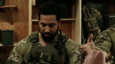 We hit the house
hard, get the kid, - SEAL Team