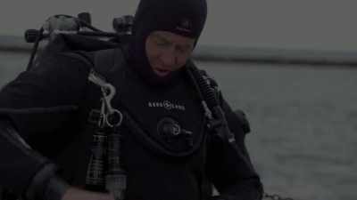 We know
this super qualified diver, - The Curse of Civil War Gold