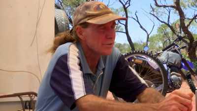 We might have to give Stoney a ring,
see if we can get him at Sandy. - Outback Opal Hunters