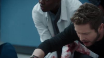- We need a gurney!
- All right! - The Resident