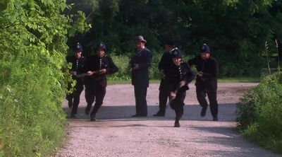 We need him alive, Slorach.
Hold your fire, you lot. - Murdoch Mysteries