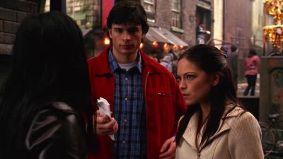 We need to be careful.
Other people may know you're here. - Smallville