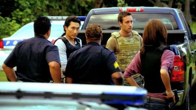 We need you guys
to lock down the crime scene - Hawaii Five-0