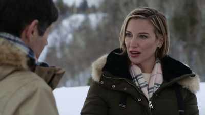 - We need to talk.
- What's the matter? - A Royal Christmas Crush