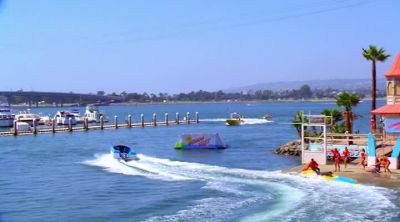 WE NEED TO GET SOMEONE
INTO THAT BOAT. - Baywatch