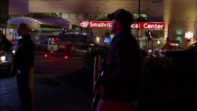 We need you to stay behind the barricade. - Smallville