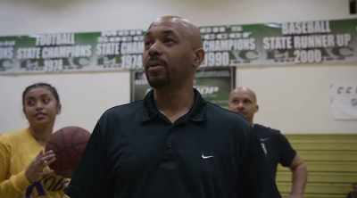 - We on 25, Coach!
- Hold on, the last two games, - Last Chance U: Basketball