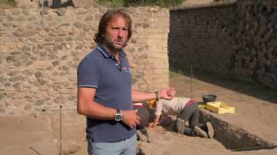 We remove the skull,
and to understand if there are - Lost Treasures of Rome