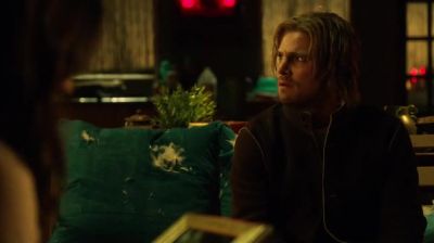 We shouldn't stay here. - Arrow