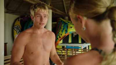 We use box breaths,
so we're gonna inhale - Love in the Maldives