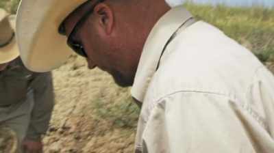 WE WALK UP ON THIS LITTLE
CHANNEL HERE, - Dino Hunters