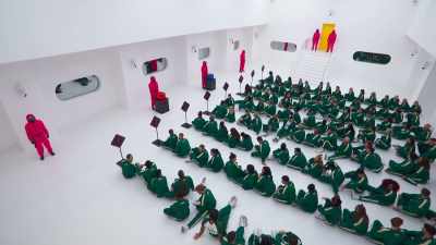 We will now draw numbers
to decide which two teams will play first. - Squid Game: The Challenge